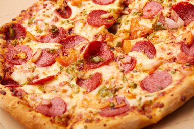 Sosis ile lezzetli Pizza