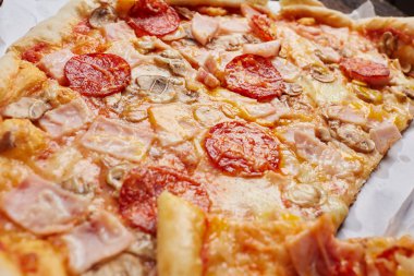 Pizza salam, jambon ve mantar ile