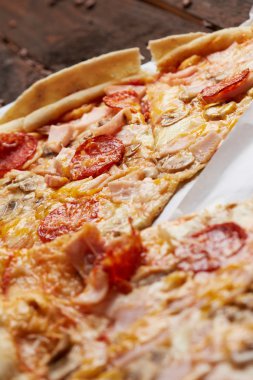Pizza salam, jambon ve mantar ile