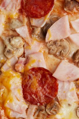 Pizza salam, jambon ve mantar ile