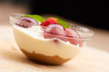 Lor Tatlısı üzüm ve çilek ile