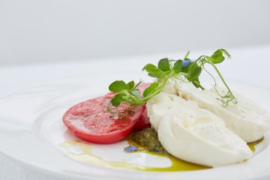 meze domates ve peynir dilimleri ile