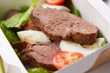 taze sebze ve et haşlanmış yumurta,