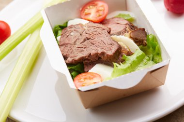 taze sebze ve et haşlanmış yumurta,