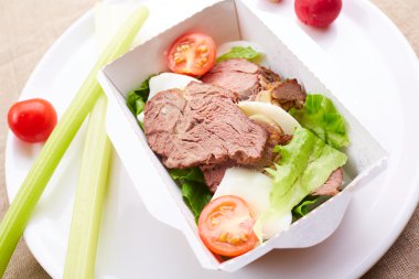 taze sebze ve et haşlanmış yumurta,