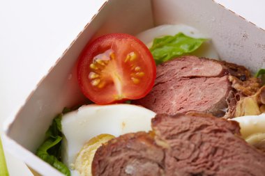 taze sebze ve et haşlanmış yumurta,