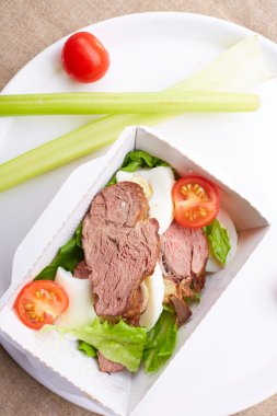 taze sebze ve et haşlanmış yumurta,