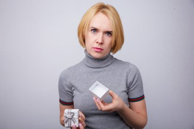 Genç kadın hediye ile hayal kırıklığına 