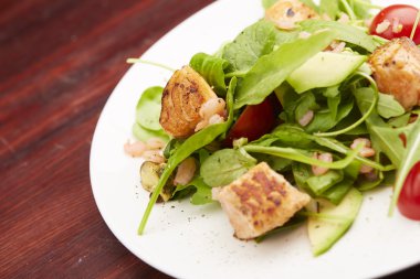 Balık, roka ve domates salatası