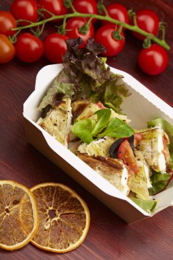 Balık, domates ve otlar ile yemek