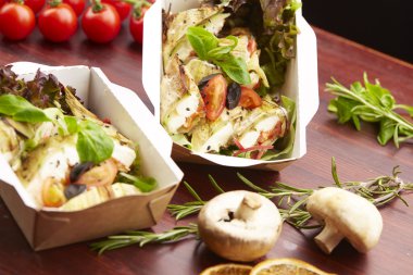 Balık, domates ve otlar ile yemek