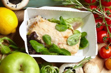 Omlet buğulanmış sebze ve yeşillik ile