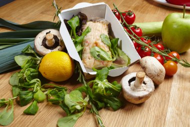 Omlet buğulanmış sebze ve yeşillik ile