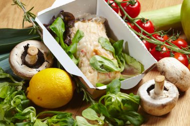 Omlet buğulanmış sebze ve yeşillik ile