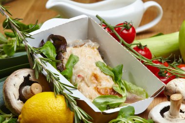 Omlet buğulanmış sebze ve yeşillik ile