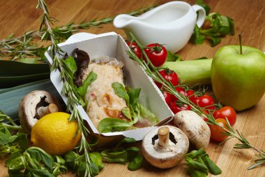 Omlet buğulanmış sebze ve yeşillik ile