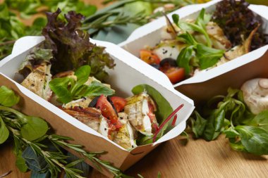 Kağıt kutular içinde doğal sağlıklı gıda