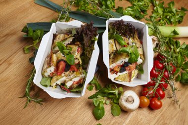 Kağıt kutular içinde doğal sağlıklı gıda