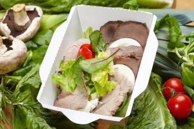 Sebze ve Yeşiller ile pişmiş et