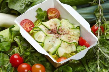 vejetaryen yemek sebze ve otlar ile