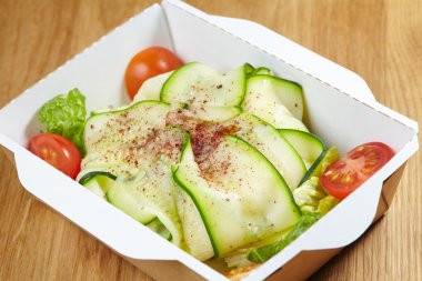 vejetaryen yemek sebze ve otlar ile