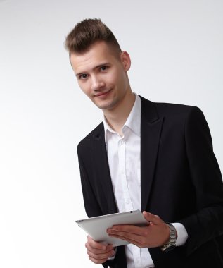 Tablet pc ile kendine güvenen genç işadamı 