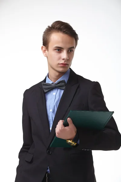Молодой уверенный бизнесмен с папкой — стоковое фото