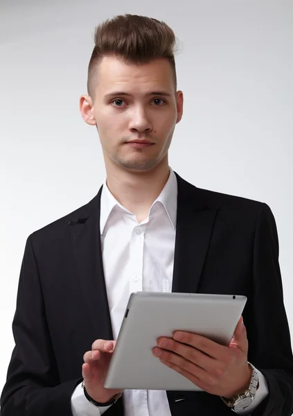 Νέος επιχειρηματίας αυτοπεποίθηση με το tablet pc — Φωτογραφία Αρχείου