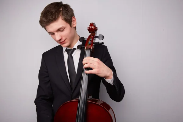 Jonge man met cello — Stockfoto