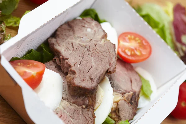 taze sebze ve et haşlanmış yumurta,