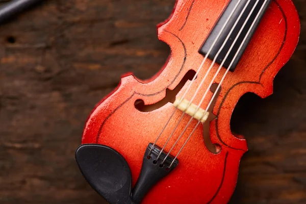 Violino em fundo de madeira — Fotografia de Stock