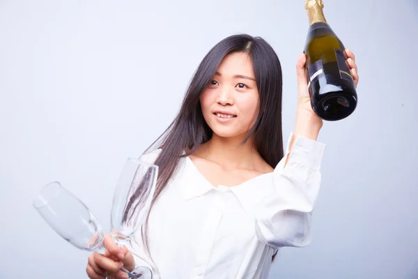 Femme chinoise avec champagne et verres — Photo