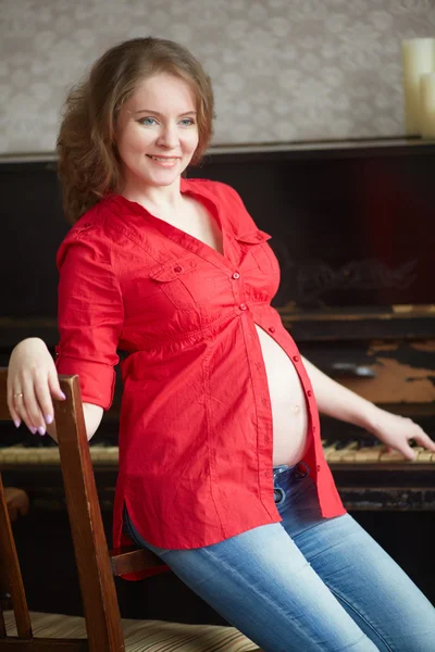 피아노에서 임신한 여자 — 스톡 사진