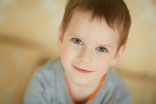 Netter Junge lächelt — Stockfoto