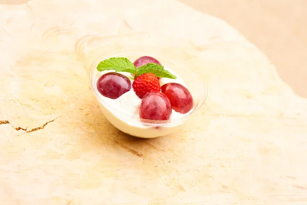 Curd dessert with grapes and strawberry — Stock Photo, Image