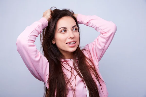 Brünette mit glattem Haar lächelnd — Stockfoto