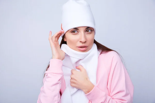 소녀 흰색 모자와 스카프 — 스톡 사진