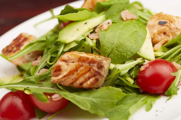 Salat mit Fisch, Rucola und Tomaten — Stockfoto