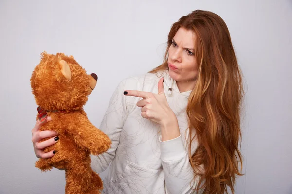 Wanita berambut merah dengan boneka beruang — Stok Foto