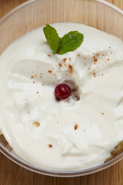 Dessertcreme in einem kleinen Teller — Stockfoto