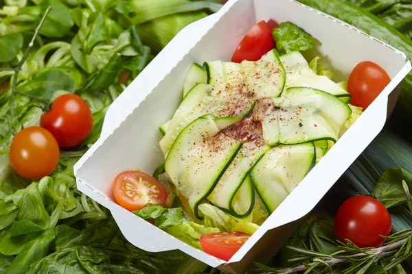 Repas végétarien aux légumes et herbes — Photo