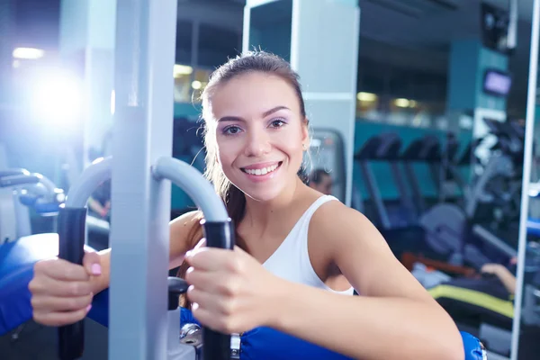 Mädchentraining im Fitnessstudio — Stockfoto