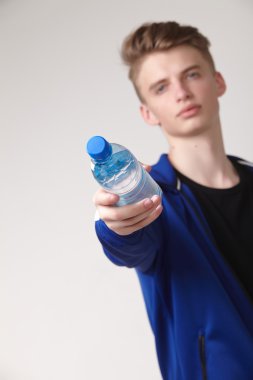 Su şişesi ile erkek atlet 