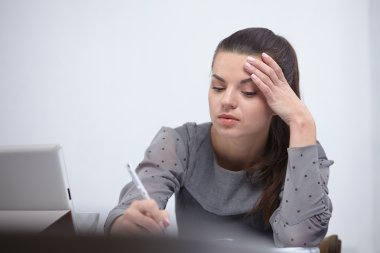 İş kadını ofiste Not Defteri'nde yazma