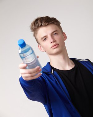 Su şişesi ile erkek atlet 
