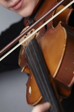 Vintage keman ile genç adam