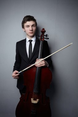 Çello ile genç adam 