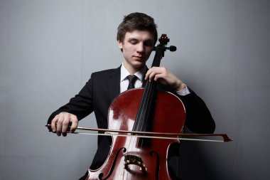 Çello ile genç adam