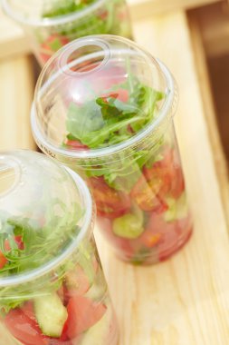 kapsayıcılar paket servisi olan restoran salata