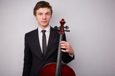 Çello ile genç adam